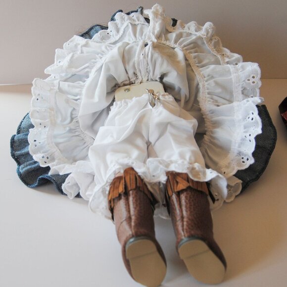 Paradise Galleries Country Darlings MARIAH Musical Porcelain Doll 14" - Picture 5 of 6